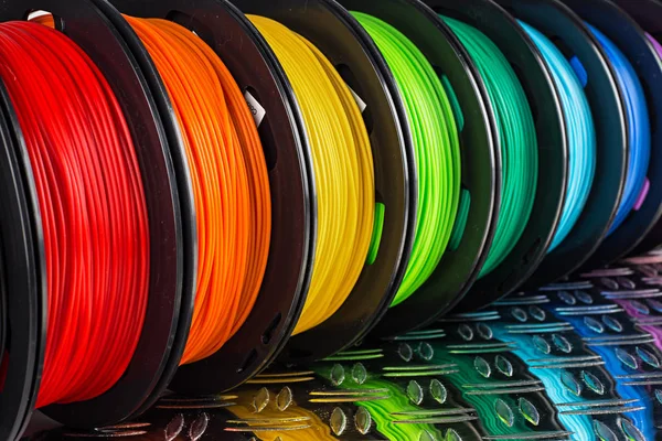 Kleurrijke heldere rij van spool 3D-printer filament zwarte metalen ba — Stockfoto