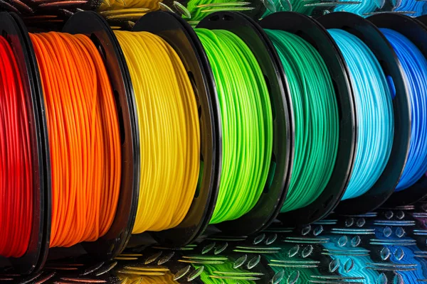 Colorato brillante fila di bobina 3d stampante filamento nero metallo ba — Foto Stock