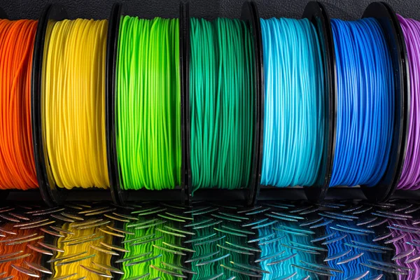Colorato brillante fila di bobina 3d stampante filamento nero metallo ba — Foto Stock