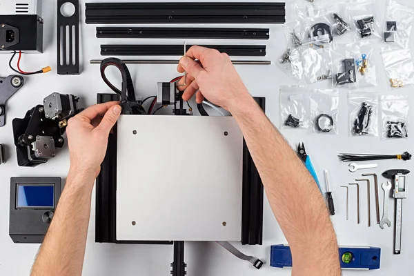 Young man student assembly of 3D printer building kit — Stock Photo, Image