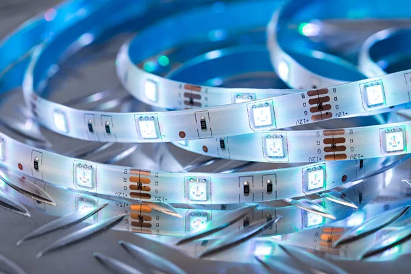 RGB LED striscia luminosa di fronte a colorato bokeh metallo diamante pla — Foto Stock