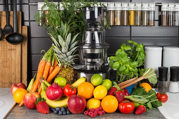 Espremedor lento na cozinha com muitas frutas e suco vegetal healt — Fotografia de Stock