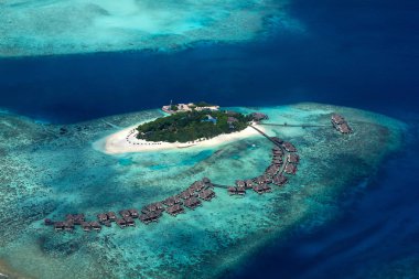 tropikal cennet Maldivler ada tesisi ile havadan görünümü Cor