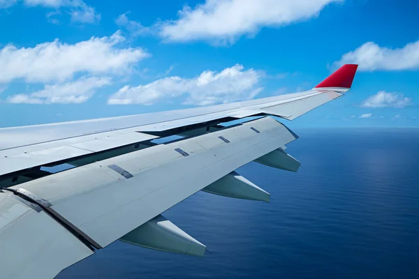 Крило літака літака з посадковими клапанами синя хмарна скіна — стокове фото