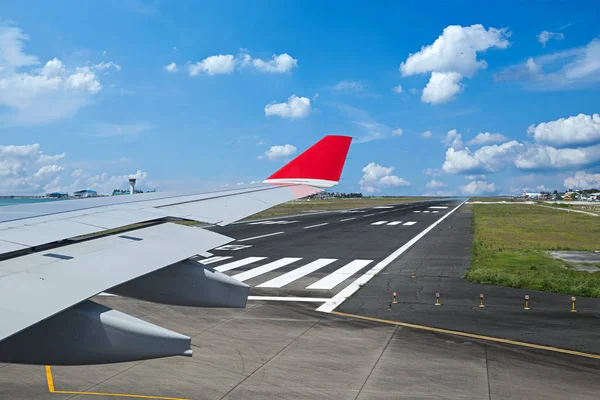 Вид з літака з крилом на злітно-посадковій смузі аеропорту готовий до зльоту — стокове фото