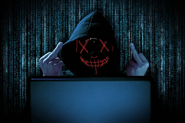 Хакер со средними пальцами жестом провокации красная светящаяся маска — стоковое фото