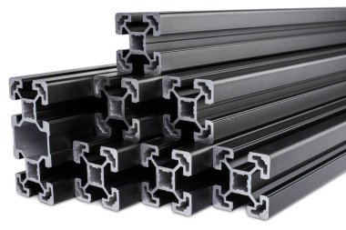 siyah anodize alüminyum ekstrüzyon çubukları yığını, izole beyaz 