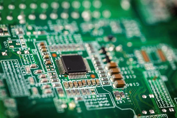 Macro chiude il circuito integrato verde del micro chip del computer . — Foto Stock