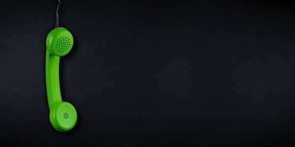 黒いテレと緑色の古い時代遅れのレトロな携帯電話のレシーバー — ストック写真
