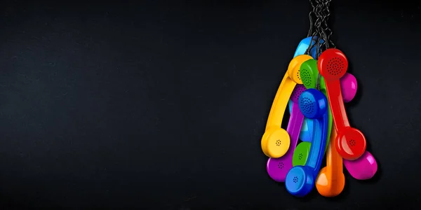 Куча разноцветных радужных старомодных ретро-телефонов reci — стоковое фото