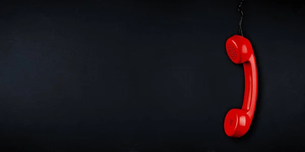 빨간 색깔 구식 복고풍 전화 reciever 와 검정 텔레프 — 스톡 사진