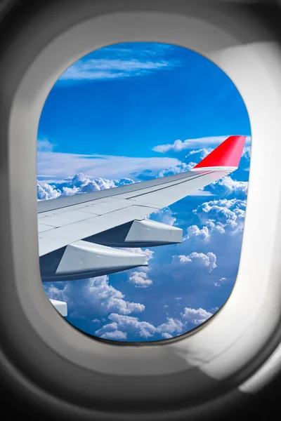 Вид крізь крило площини вікна літака перед синім — стокове фото