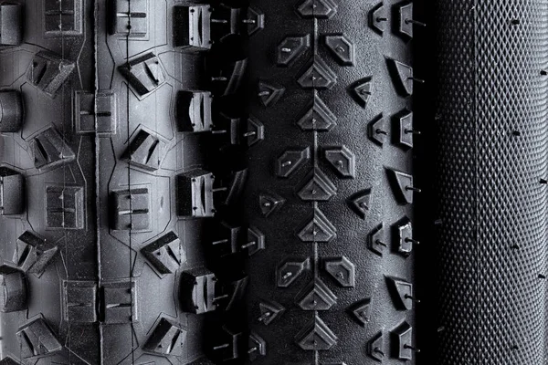 Макро крупним планом знімок протектора різних чорних гумових велосипедів тира — стокове фото