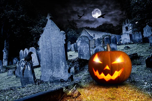 Zářící oranžová halloween dýně na starém hřbitově před plný — Stock fotografie