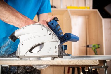 El testereli marangoz. Yakın plan çam ağacından kesilmiş ahşap ahşap işçiliği konsept mobilya diy arkaplan yapmak
