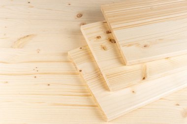 Ahşap zemin üzerinde ladin ahşap kalaslar ya da tahtalar yığını. Doğal malzeme marangozluk sektörü mobilya yapma kavramı.