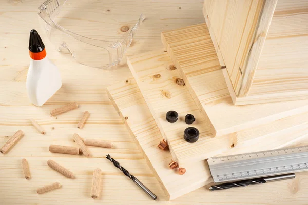 木製のタオルジョイントピンドリル接着剤木材は トウヒの背景に安全眼鏡やツールをプランクします カーペンター業界の家具のコンセプトを作る — ストック写真