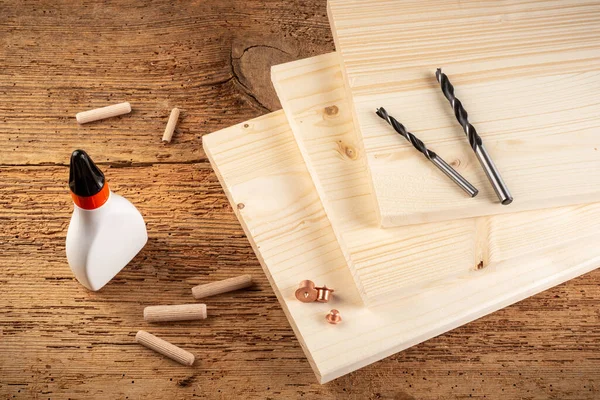 木製のタオルジョイントピンは素朴なオークの背景に接着剤の木の板やツールをドリル カーペンター業界の家具のコンセプトを作る — ストック写真