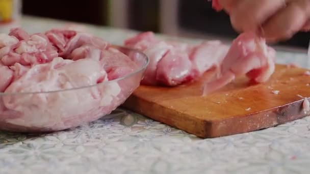 O homem facas pedaços de carne fresca . — Vídeo de Stock