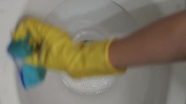 Kadın bir sak ile bir iç yıkar bir tuvalet kase parçası.