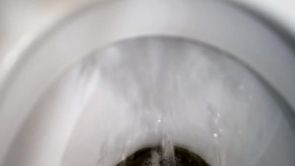 Auswaschen von Wasser in einem Toilettentank. — Stockvideo