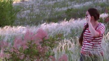 Güneş gözlüklü, uzun örgülü kız..