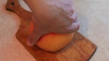 Adam greyfurt iki parçayı keser..