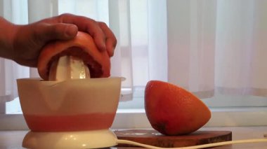 Aşçı greyfurt suyu sıkar.