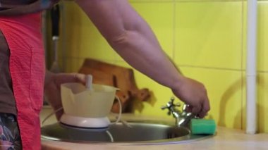 Adam suyu extractor yıkar.