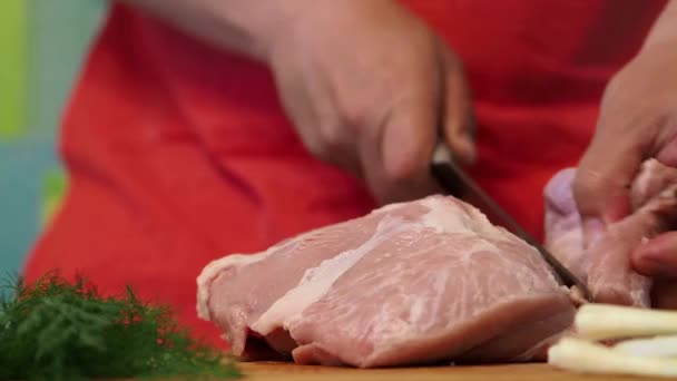 Cozinheiro Avental Vermelho Corta Partes Produto Fresco Para Cozinhar — Vídeo de Stock