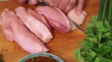 Adam büyük bir parça et bıçakları. Üstten görünüm.