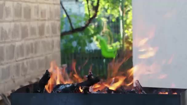 Pánev Hoří Oheň Oheň Rozněcuje Kouř Husté Šedé Zelené Stěny — Stock video