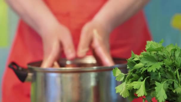 Der Mann Mischt Fleisch Einer Pfanne Die Hände Des Kochs — Stockvideo