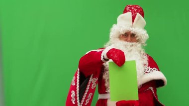 Babası Frost form tutar. Yeni yıl karakter A4 formatında modeli tutar. Yeşil arka plan. Tasarım eklemek için bir fırsat.