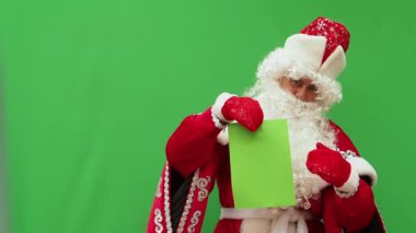 Babası Don hediye gösterir. Yeni yıl karakter güzel paketlenmiş kutuları tutar ve bir şey konuşuyor.