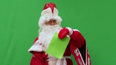 Babası Frost form tutar. Yeni yıl karakter A4 formatında modeli tutar. Yeşil arka plan. Tasarım eklemek için bir fırsat.