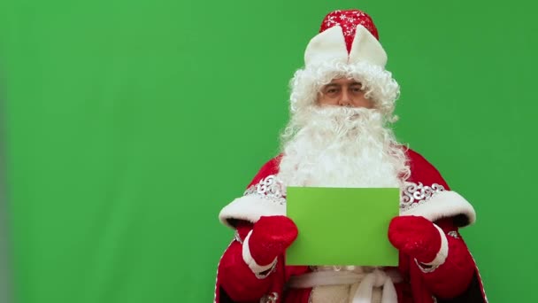 Дед Мороз Держит Форму Новогодний Персонаж Имеет Формат Зеленый Фон — стоковое видео