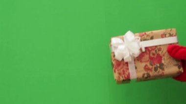 Bir hediye elden ele aktarın. Zarif paketlenmiş kutusu yeni yıl karakter insanların elinden alır.