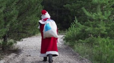 Babası Don bir çanta taşıyor ve uzaktan bırakın. Novgodny Görüntüleyicisi uzak karakter taşır bir parça taş ile yukarı taşır.