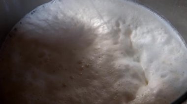 Süt kapatın. Bu köpükler ve dolu. Kapasite sağım sırasında sıvı ince akımlarla girilir.