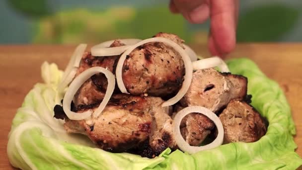 Cocinero Distingue Kebab Preparado Hombre Pone Círculos Cebolla Los Trozos — Vídeo de stock