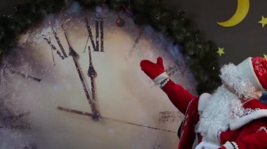 Babası Frost büyük saati gösterir. Peri masalı yeni yıl ve Noel karakter büyük saatin arka planı bir sandalyede oturuyor. Telefonla iletişim kurar.