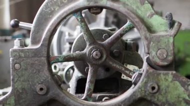 Makine bir detay işler. Önünde durdu makinesidir üzerinden dönen çarkı türü. Bitki dükkanda çalışan işlem.