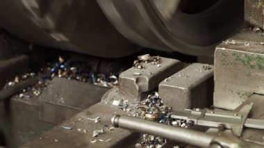 Büyük metal detayların üretimi makinede. Üretim sırasında bir şaft hareketi. Büyük bir mashinostroitelnos üzerinde kurumsal iş. Üretim.