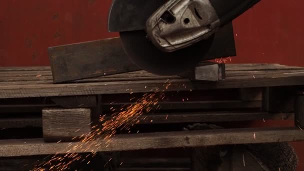 Máquina Manual Para Trabajos Corte Metal Las Chispas Vuelan Las — Vídeos de Stock