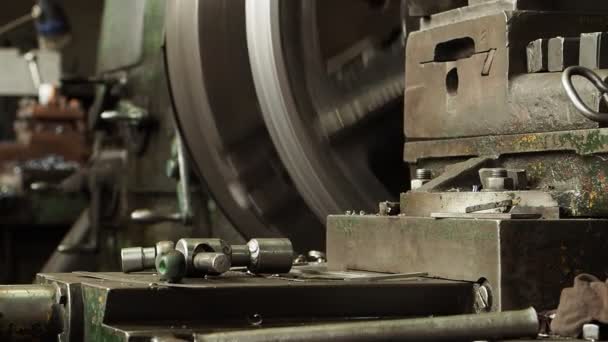 大型の金属部品の製造上のマシン 製造過程でシャフトの動き 大きな機建物機械の操作 — ストック動画