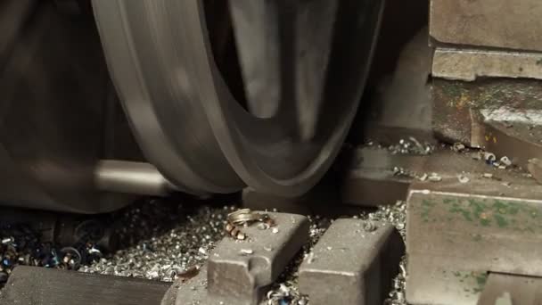 Máquina Producción Grandes Detalles Metálicos Curso Producción Afeitar Metal Vuela — Vídeo de stock