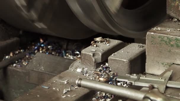 Büyük Metal Detayların Üretimi Makinede Üretim Sırasında Bir Şaft Hareketi — Stok video
