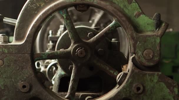 Processen För Produktion Maskinbyggnad Detalj Typ Det Roterande Hjulet Genom — Stockvideo