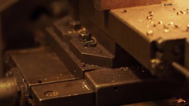 Vasıl belgili tanımlık makine mühendislik tesisi işlemi çalışma. Üstünde belgili tanýmlýk makine detayı öğütülür. İşte sigaran. Sol taraftaki görüntülemek değil kapatmak için.